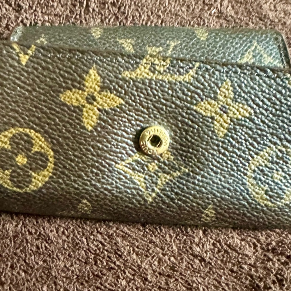 Authentic LV key holder.. No Rips or Tears